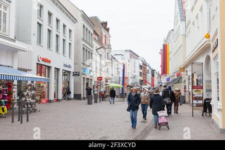 Flensburg, Deutschland - 9. Februar 2017: Gewöhnliche Menschen gehen die große Straße, es ist eine Einkaufsstraße in Flensburg Stockfoto