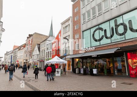 Flensburg, Deutschland - 9. Februar 2017: Die Menschen gehen tagsüber auf der Großen Straße Stockfoto