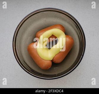 Würstchen mit französischer Sauce in Glaswaren, Ansicht von oben Stockfoto