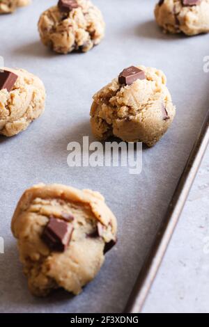 Roh Chocolate Chip Cookie Teig auf einem Backblech geschöpft Stockfoto