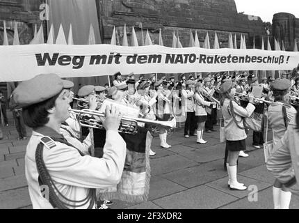 03. Oktober 1983, Sachsen, Leipzig: 'Weg mit der NATO-Raketenentscheidung!' Eine Friedensveranstaltung der Freien Deutschen Jugend findet Anfang Oktober 1983 mit über 100.000 Teilnehmern am Völkerschlachtdenkmal in Leipzig statt. Genaues Aufnahmedatum nicht bekannt. Foto: Volkmar Heinz/dpa-Zentralbild/ZB Stockfoto