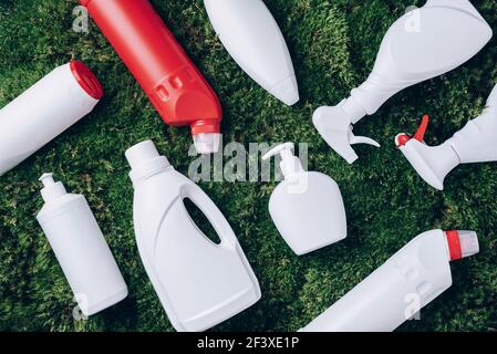 Plastikmüll Sammlung auf grünem Gras, Moos Hintergrund. Draufsicht. Speicherplatz kopieren. Flach liegend. Stoppen Sie Kunststoff, Recycling, getrennte Sammlung von Müll Stockfoto
