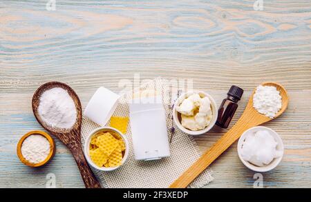 Herstellung hausgemachter Deodorant Stick mit allen natürlichen Zutaten Konzept. Blauer Holzhintergrund. Zutaten: Pfeilwurzelpulver, Backpulver, Bienenwachs. Stockfoto