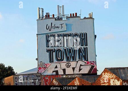 Willkommen in Kentish Town' gemalt auf ein Gebäude mit Blick auf die Northern Line Track in Kentish Town durch Graffiti in freier Form Künstler Aroe Stockfoto