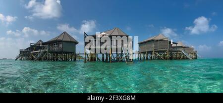 Panoramablick auf Wasser Villa aus Türkis Laccadive Meer. Wunderschöne Overwater Bungalows während des Tages auf den Malediven. Stockfoto