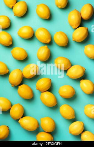 Stärkung des Immunsystems. Frisches Zitronenmuster auf blauem Hintergrund. Speicherplatz kopieren. Draufsicht. Flach liegend. Zitrusfrüchte. Vitamine für die Gesundheit. Liposomales Vitamin Stockfoto