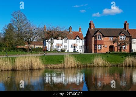 Der Duckpond im Dorf Askham Richard, North Yorkshire, England Stockfoto