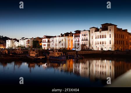 Ciboure Hafen im Südwesten Frankreichs beleuchtet Stockfoto