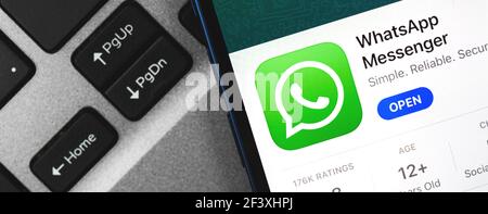 Charkow, Ukraine - 9. März 2021: WhatsApp App Icon close up Banner, Logo des beliebten sozialen Netzwerks Stockfoto