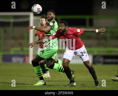 Aktenfoto vom 09-03-2021 von Morecambe's Yann Songo'o (rechts). Ausgabedatum: Donnerstag, 18. März 2021. Stockfoto