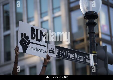 Peking, USA. 8th. Juni 2020. Ein Protestler hält am 8. Juni 2020 ein Schild in der Nähe des Weißen Hauses in Washington, DC, USA. Quelle: Liu Jie/Xinhua/Alamy Live News Stockfoto