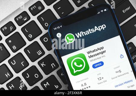 Charkow, Ukraine - 9. März 2021: WhatsApp-Anwendung auf dem Bildschirm, Nahaufnahme Stockfoto