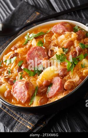 Sauerkraut und Bohnen Eintopf Slowenisch Jota Nahaufnahme in den Teller auf dem Tisch. Vertikal Stockfoto