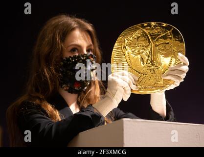 London, Großbritannien. März 2021, 18th. 'Visage de Faune', eine 22 Karat Goldplatte von Pablo Picasso, geschätzt £250.000-350.000. Die Versteigerung der Kunstwerke von Pablo Picasso findet am 23rd. März in London statt. Kredit: Mark Thomas/Alamy Live Nachrichten Stockfoto