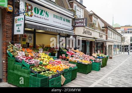 Der Lebensmittelhändler Boz's, ein Geschäft im Stadtzentrum von Woking, Surrey, Großbritannien, mit einer ruhigen Straße während der Sperrung durch das Coronavirus Covid-19 2021 Stockfoto