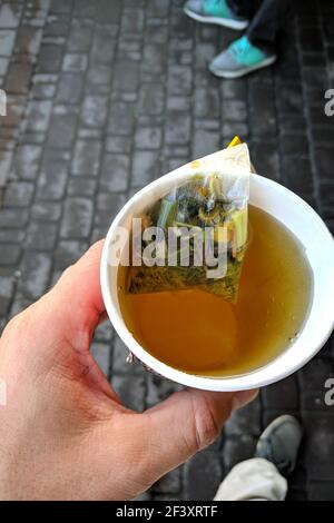 Tasse Tee in mans Hand. Draufsicht. Stockfoto