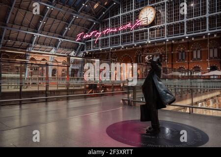 London, Großbritannien - 16. August 2019: Seitenansicht einer Statue von John Betjeman von Martin Jennings im Inneren der St. Pancras Station, einer der größten rai Stockfoto