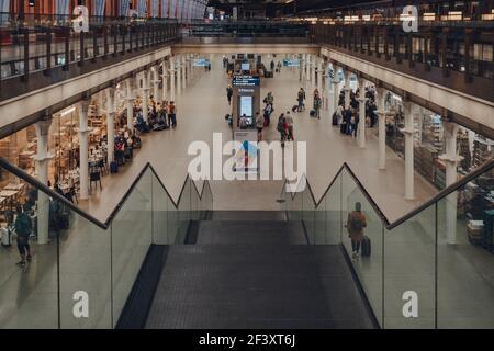 London, Großbritannien - 16. August 2019: Persönliche Perspektive einer Person, die die Treppe in der St. Pancras Station hinuntergeht. St. Pancras ist eine der größten Stockfoto