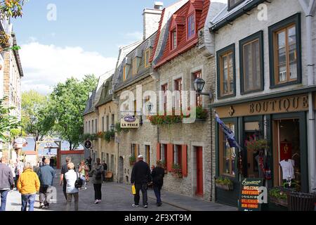 Die Menschen gehen in den historischen Straßen der Rue Sous Le Fort in der Altstadt von Quebec City spazieren. Stockfoto