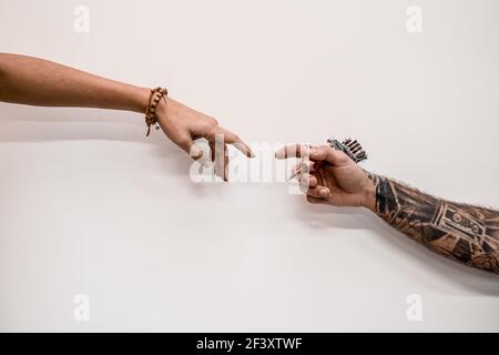 Nahaufnahme von zwei Händen altmodische Hipster Tattoo Künstler hält Tattoo Maschine auf einem weißen Hintergrund. Stockfoto