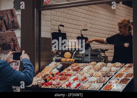 Brüssel, Belgien - 16. August 2019: Außenansicht des Geschäfts mit belgischen Waffeln mit verschiedenen Belägen zum Verkauf als Geschäft in Brüssel, Touristen mit einem Pho Stockfoto