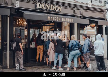 Brüssel, Belgien - 16. August 2019: Touristenschlange auf einer Straße, um Waffeln im Maison Dandoy, einem beliebten Café und Waffelgeschäft in Brüssel, zu kaufen. Stockfoto