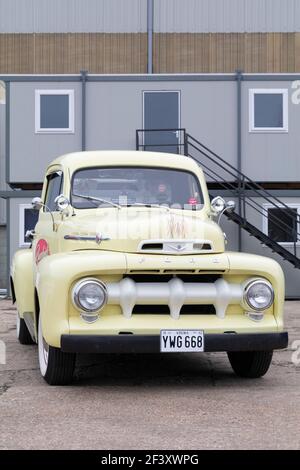 1952 Ford F1 Pickup auf dem Display in Lenwade Industrial Estate, Norfolk, Großbritannien. Stockfoto