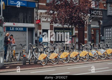 Brüssel, Belgien - 16. August 2019: Gelbe Villo-Reihe! Fahrräder, ein öffentliches Fahrradverleihprogramm, auf einer Straße in Brüssel, der Hauptstadt von Belgien und Stockfoto