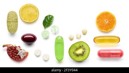 Verschiedene Vitamin-Ergänzung Pillen mit Zitrusfrüchten auf weißem Hintergrund Stockfoto