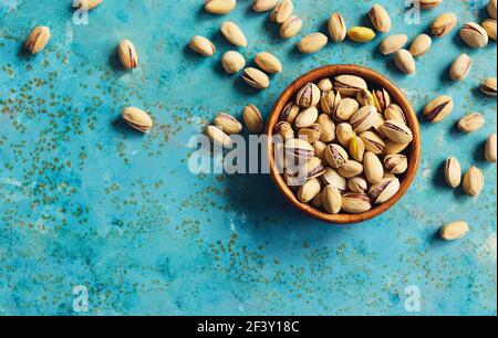 Geröstete und gesalzene Pistazien in einer Schüssel, fertig zum Essen. Stockfoto