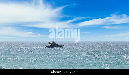 Yacht in einem blauen Meer. Stockfoto