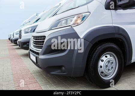 Anzahl der neuen weißen Kleinbusse und Lieferwagen, die außerhalb Stockfoto