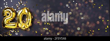 Goldfolie Ballon Zahl, Ziffer zwanzig. Geburtstagskarte mit Aufschrift 20. Jubiläumsfeier. Banner. Goldene Ziffer, schwarz Stockfoto