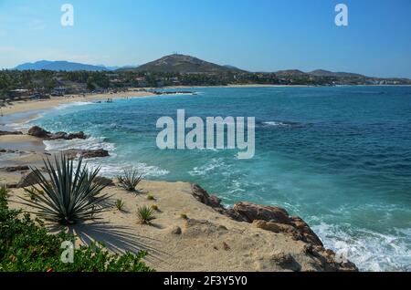 Malerische Landschaft mit Blick auf Playa La Tortuga mit Blick auf das Meer von Cortés in San José del Cabo, Mexiko. Stockfoto