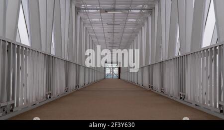 Überdachte Fußgängerbrücke. Selektiver Fokus. Langer Tunnel Stockfoto