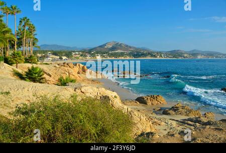 Malerische Landschaft mit Blick auf Playa La Tortuga mit Blick auf das Meer von Cortés in San José del Cabo, Mexiko. Stockfoto