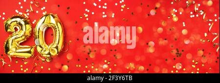 Goldfolie Ballon Zahl, Ziffer zwanzig. Geburtstagskarte mit Aufschrift 20. Jubiläumsfeier. Banner. Goldene Ziffer, rot Stockfoto