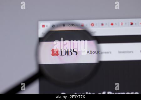 New York, USA - 18. März 2021: Logo der DBS Bank auf der Webseite, illustrative Editorial Stockfoto