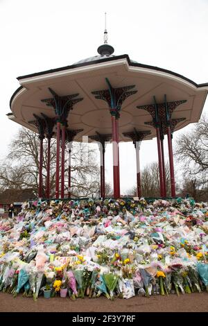 Zeichen und Blumen in Erinnerung an Sarah Everard auf Clapham Common, London Großbritannien Stockfoto