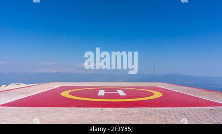 Ein Hubschrauberlandeplatz auf dem Gipfel des Berges. Fethiye, Babadag, Türkei. Stockfoto