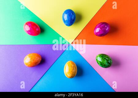 Mehrfarbiger geometrischer Hintergrund mit ostereiern. Stockfoto