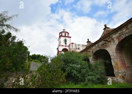 Malerische Landschaft mit Blick auf die koloniale Hacienda de Peopillos in der Villa Hidalgo, San Luis Potosí Mexiko. Stockfoto