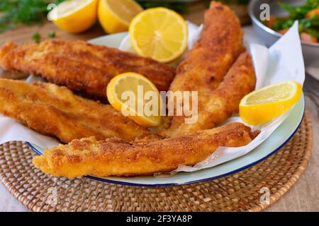 Ein Teller mit frisch gebratenen panierten Fischfilets Stockfoto