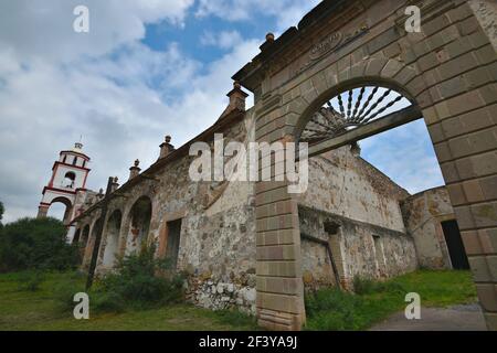 Malerische Landschaft mit Blick auf die koloniale Hacienda de Peopillos in der Villa Hidalgo, San Luis Potosí Mexiko. Stockfoto