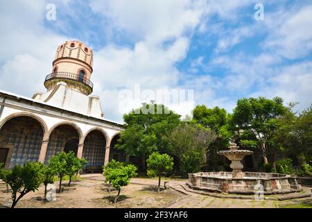 Außenansicht der kolonialen Hacienda de Peopillos mit den gewölbten Wänden und dem steinernen Wasserbrunnen in der Villa Hidalgo, San Luis Potosí Mexiko. Stockfoto