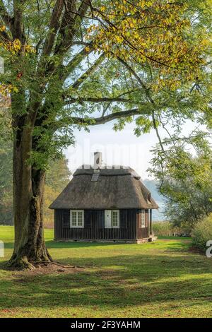 KRISTIANSTAD, SCHWEDEN - 13. OKTOBER 2018: Ein Holzhaus mit Strohdach auf dem Karsholm-Schloss in Kristianstad Gemeinde. Stockfoto