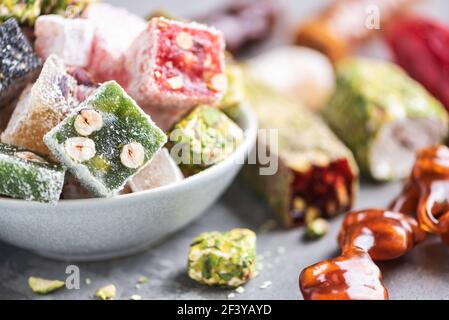 Nahost Süßigkeiten auf blauem Hintergrund. Arabisches Dessert, Baklava, Halva, rahat Lokum, Sherbet, Nüsse, Pistazien, Datteln, Rosinen, getrocknete Aprikosen Stockfoto