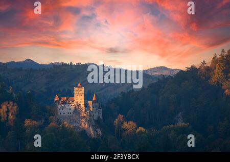 Kleie oder Draculas Schloss in Siebenbürgen, Rumänien. Die Burg liegt auf einem Berg gelegen, Stockfoto