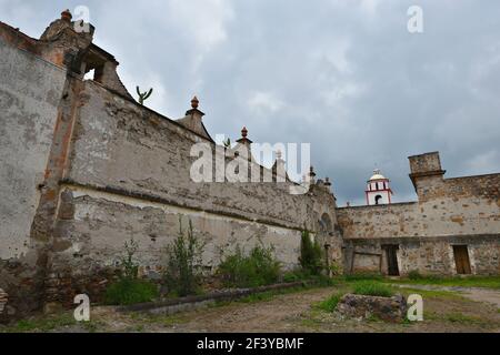 Außenmauern aus Stein und Blick auf die Kirche der kolonialen Hacienda de Peopillos in der Villa Hidalgo, San Luis Potosí Mexiko. Stockfoto