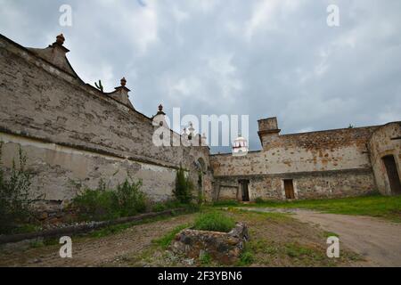 Außenmauern aus Stein und Blick auf die Kirche der kolonialen Hacienda de Peopillos in der Villa Hidalgo, San Luis Potosí Mexiko. Stockfoto